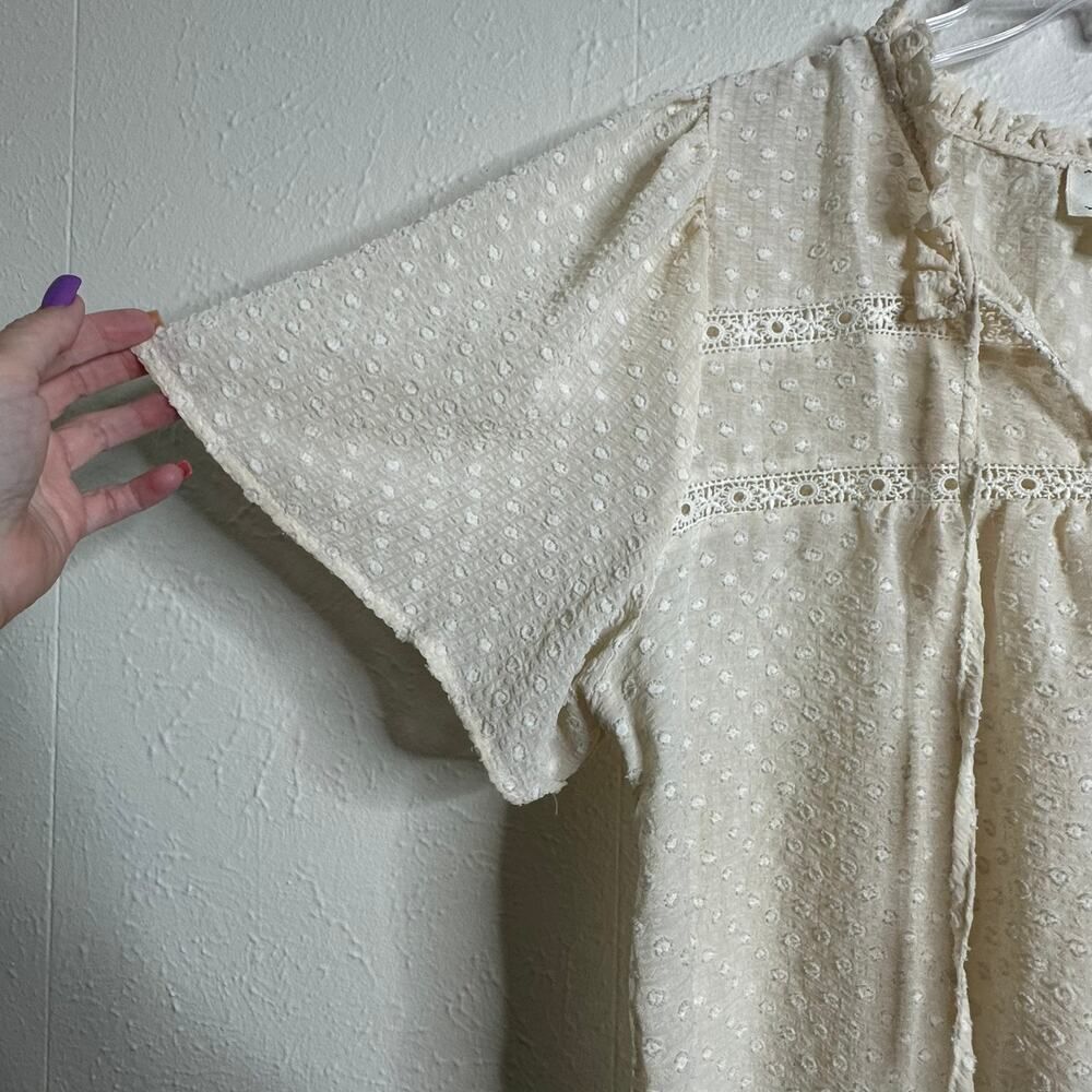 Flower & Feather Woman's 2X Tan & White Swiss Dot Short Ruffled Sleeve Blouse - Picture 4 of 11